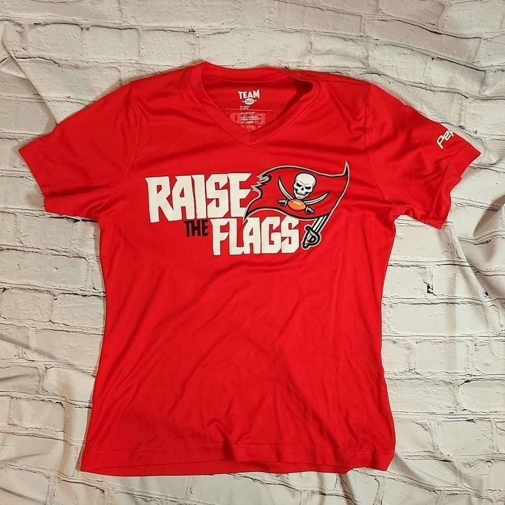 Women Tampa Bay Buccaneers v-neck shirt
